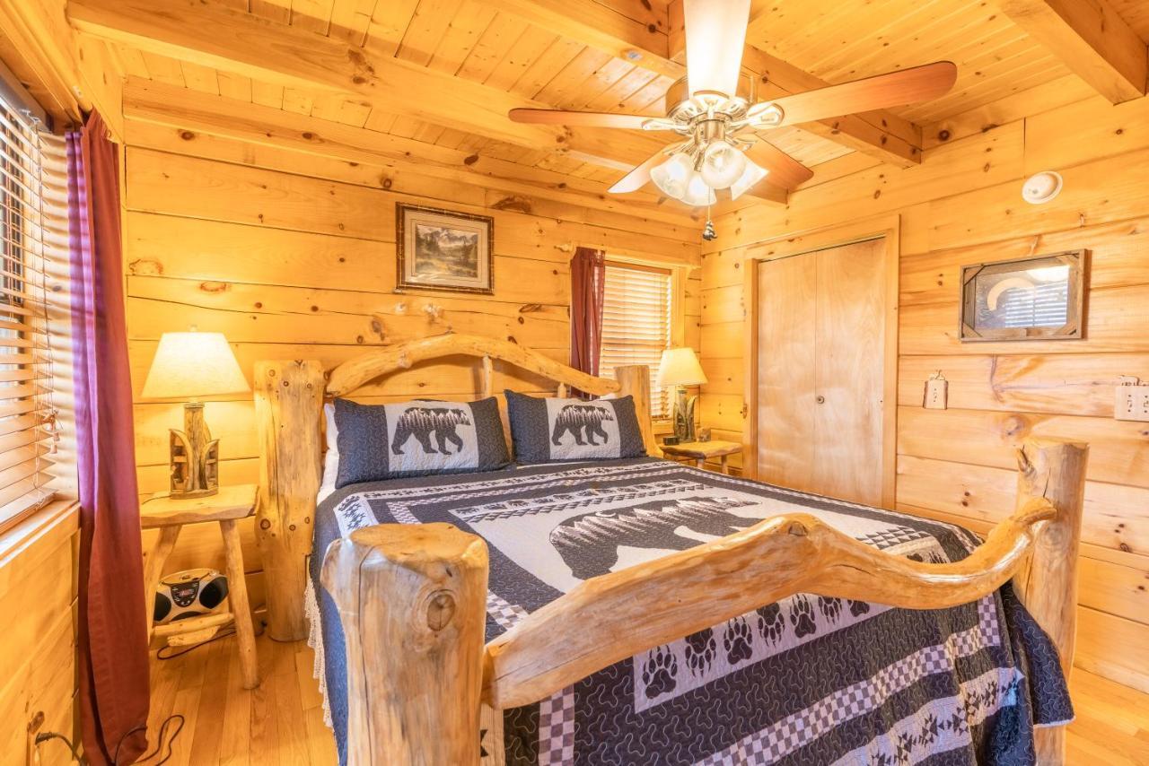 Moonshine Ridge Cabin With Hot Tub And Fire Pit Pigeon Forge Eksteriør billede