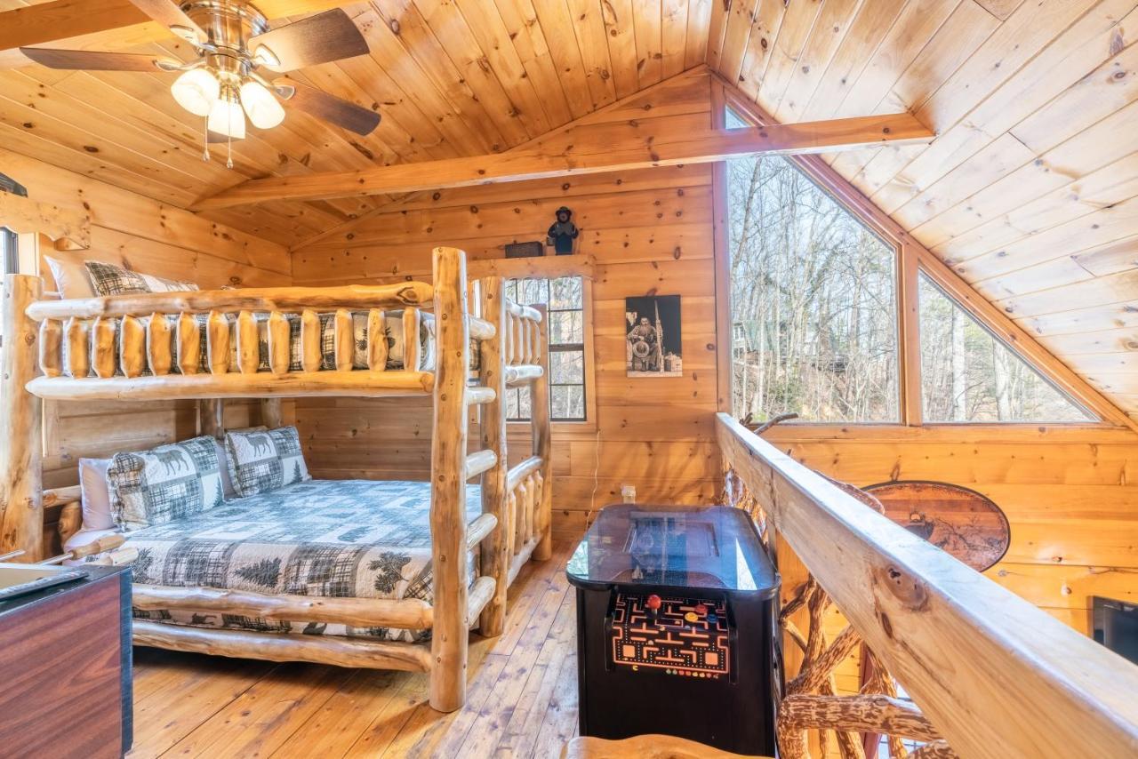 Moonshine Ridge Cabin With Hot Tub And Fire Pit Pigeon Forge Eksteriør billede